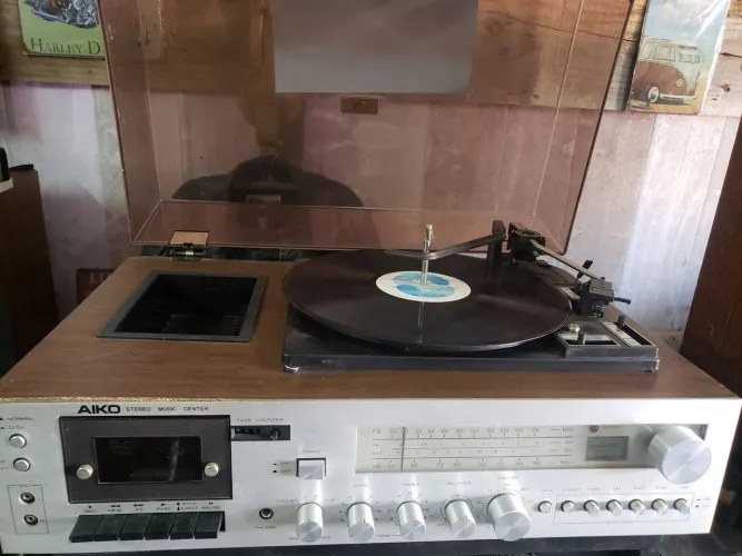 Aparelho 3 em 1 Aiko Toca Discos Fita e Rádio Tudo Funcionando 