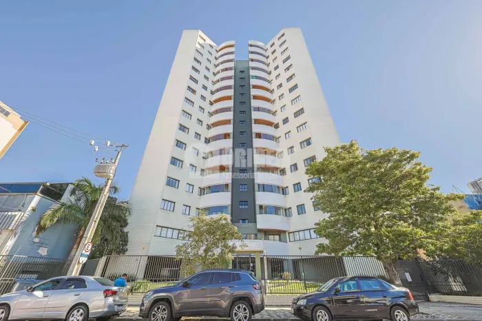 Apartamento semimobiliado com 2 quartos espaçoso no Centro.