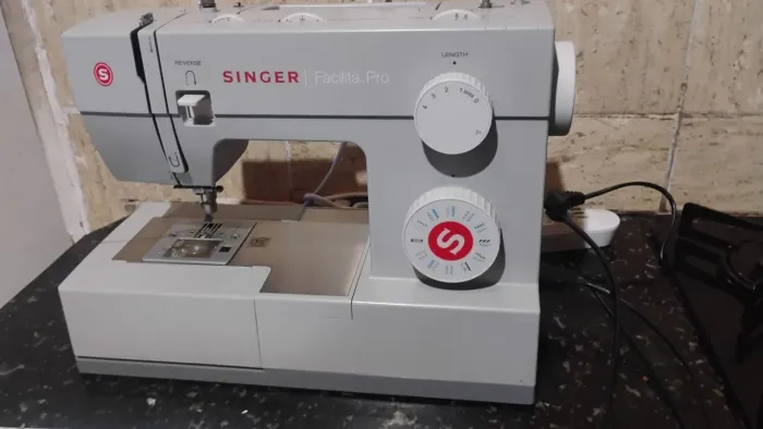 Máquina de costura singer facilita pro 4423.  