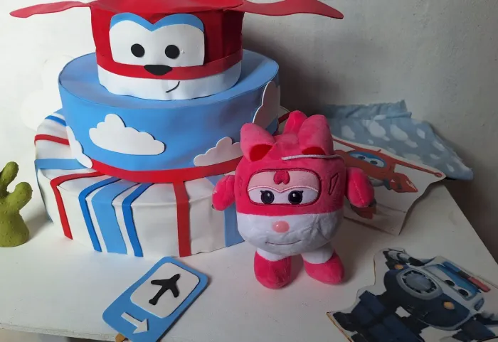 Bolo fake festa infantil aviões