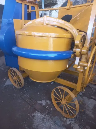 Vende se uma betoneira de 600 litros 