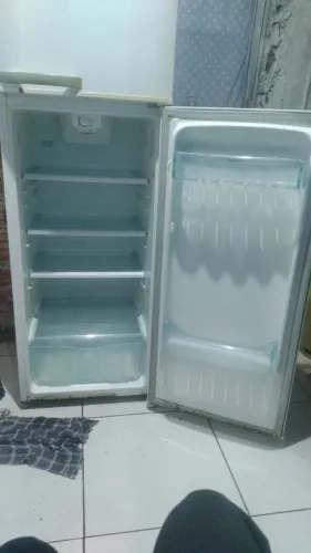 Vende se geladeira