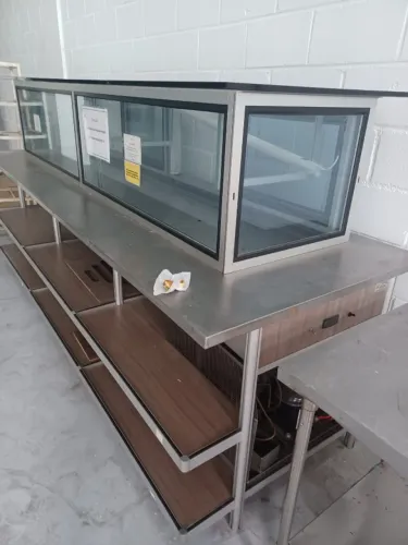 Buffet de doce gelado e salgados para padaria