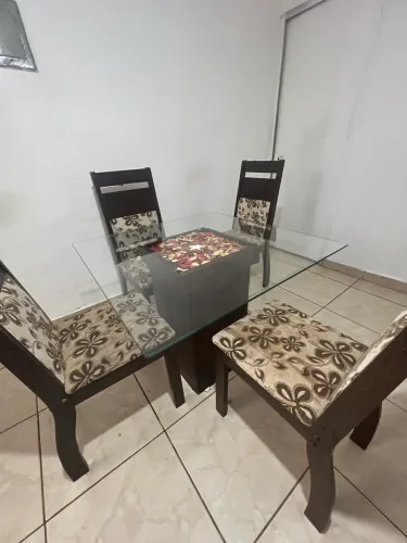 Mesa de vidro com detalhe no meio