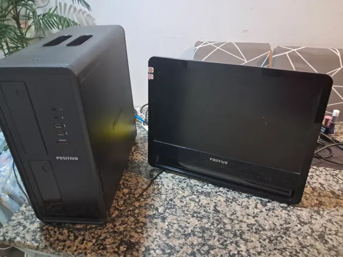 Computador e tela antigos
