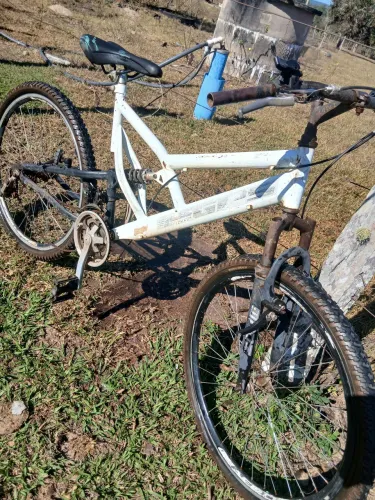 Vendo bicicleta, ta a um tempo parada precisa de manutenções