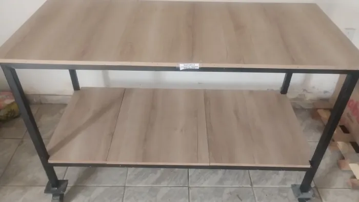 Bancada de MDF e ferro com rodas de travas 