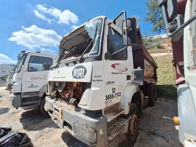 Caminhão Mercedes Benz 2831K ano 2013 com Caçamba Meia Cana Rossetti,