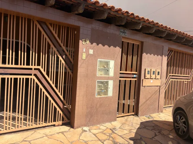 Alugo casa na QNG