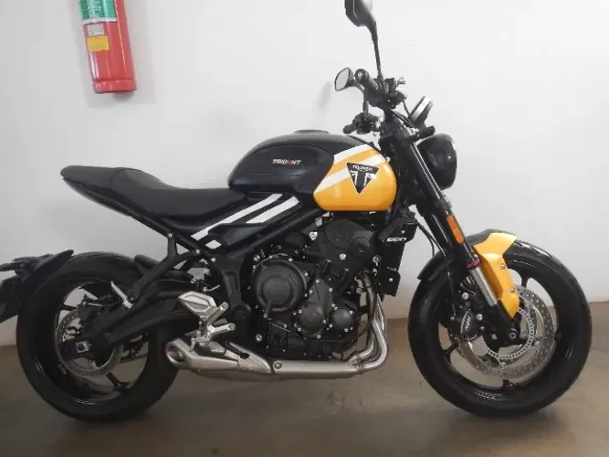 Triumph Trident 660 - 3.000 km - revisada e na garantia de fábrica ! 