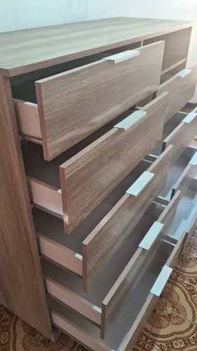 CÔMODA GRANDE BARTIRA - 9 GAVETAS (COM RODINHAS)