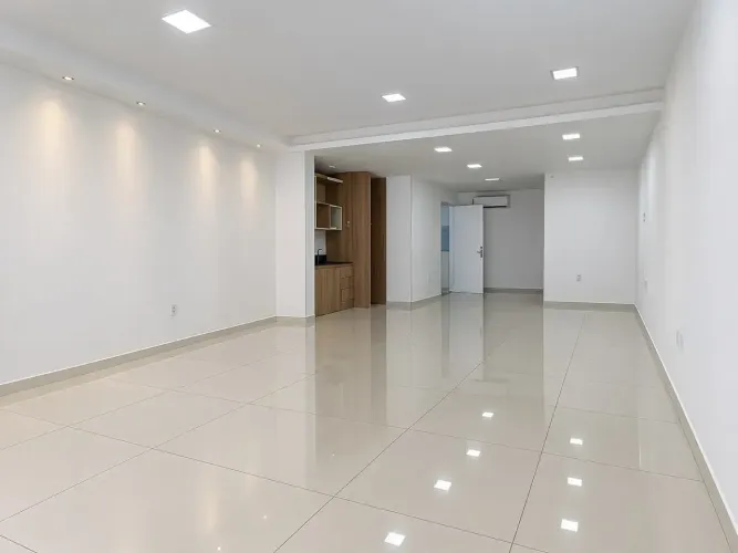 Alugo Sala Térrea Comercial 46 m2 com 1 Banheiro na Cohama