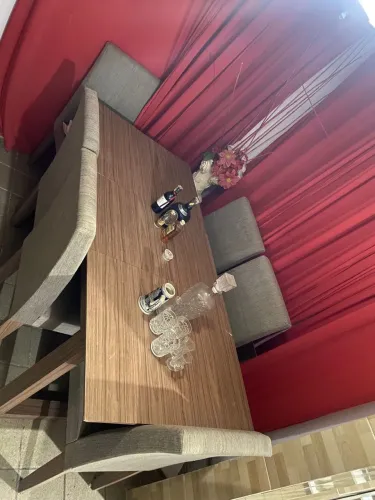 Mesa com seis cadeiras