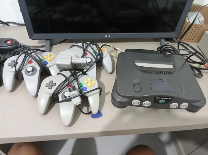 Nintendo 64 gradiente com 3 manetes  dois com analógico 100%