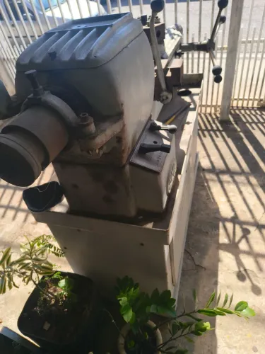 Torno com motor funcionando