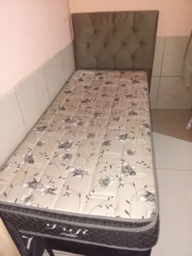 Cama com cabeceira e colchão