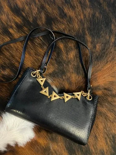 Bolsa Tiracolo Pequena Baguette Luma Preta