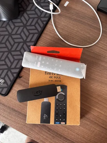 Amazon Fire TV Stick 4K - 16GB Armazenamento - Completo na Caixa