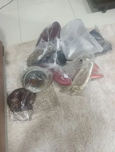 Vendo 64 peças por 230,00 roupas, sapatos, rasteira,cintos bolsas chapéus,bonés etc...