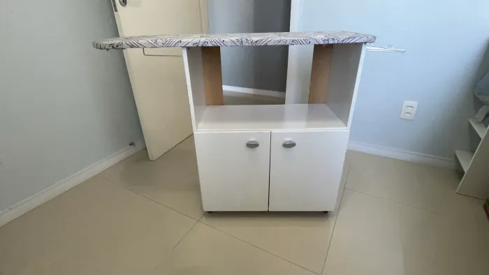 Tábua de passar roupa com armário
