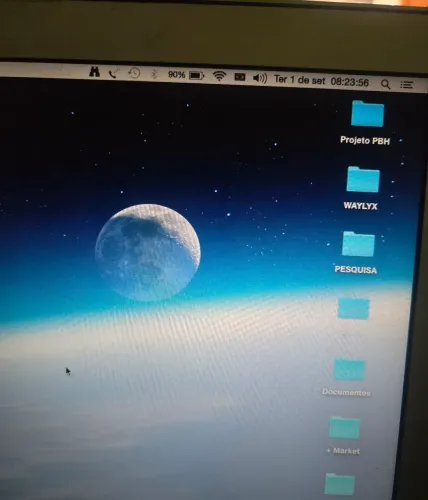 MacBook Air em Alumínio,bateria em condições boas,2010 11 polegadas na caixa . Único dono.