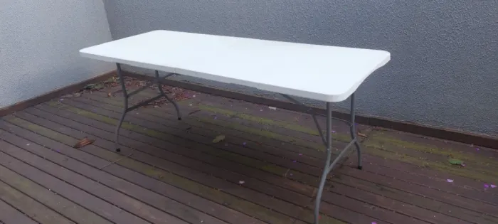Mesa Dobrável Portável Tipo Maleta em Plástico e Aço