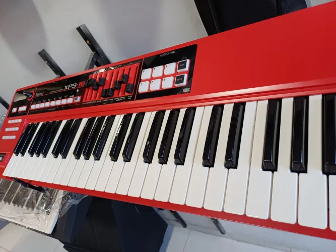 Teclado Roland XPS-10 em estado de novo.