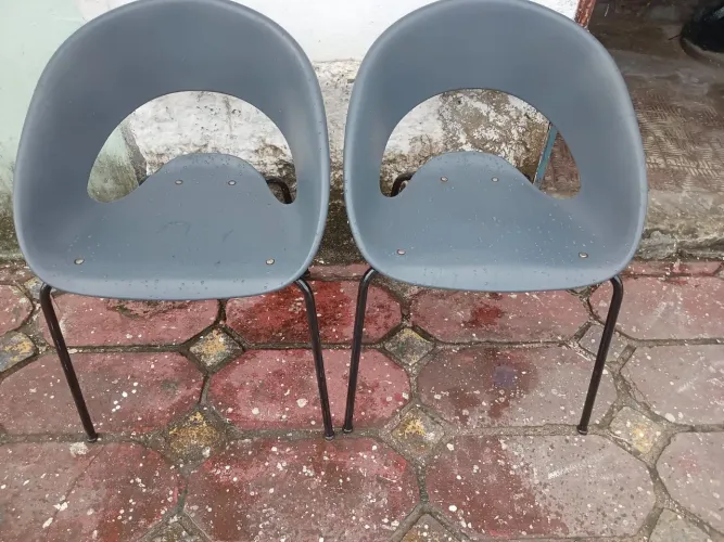VENDO 2 CADEIRAS COLADAS BOAS 