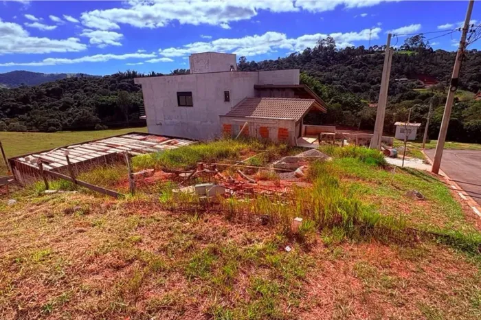 Lote com Projeto e Início de Construção no Condomínio Alto da Floresta em Bom Jesus dos Pe
