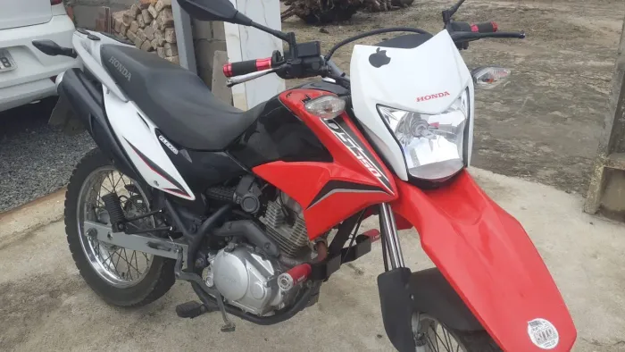 Vendo bros 150 ano 2015 único dono interessado chama no zap *07