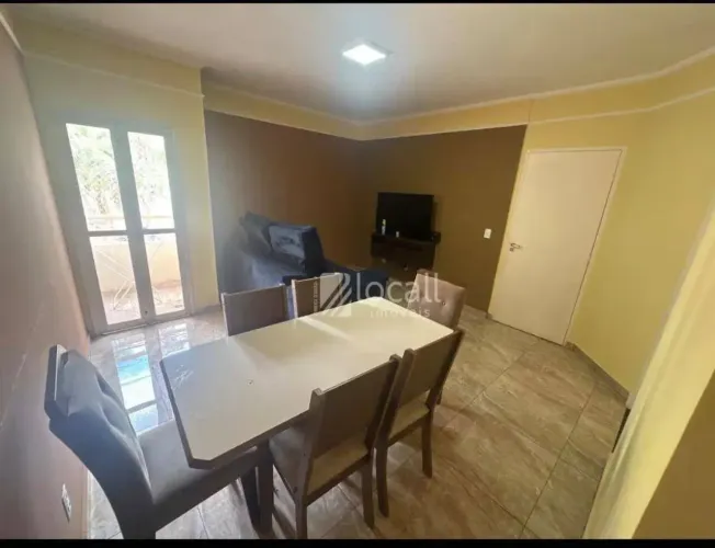 Apartamento mobiliado com 02 quartos e 80m² de área útil para locação no Condomínio Saint