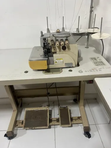 Máquina de costura Interloc