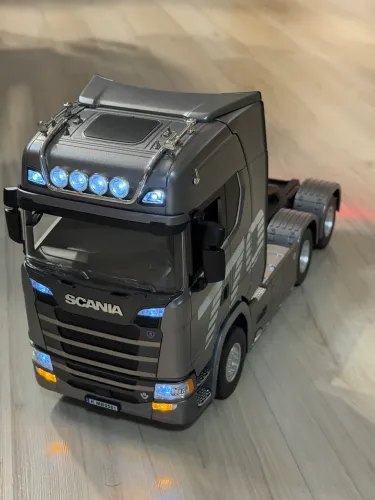 Caminhão Scania 770S Controle Remoto RC 1:18 com Luzes, Som e Direção