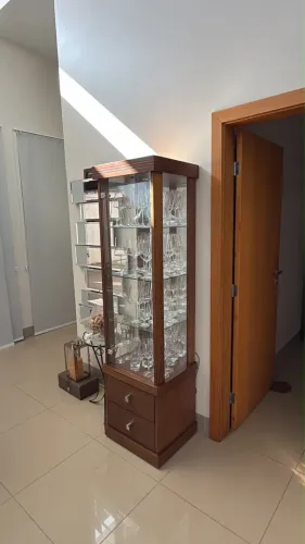 Vende-se cristaleira