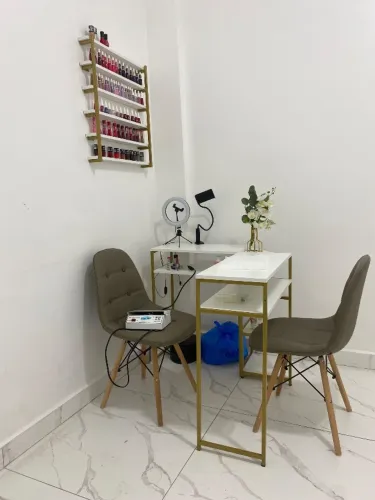 Mesa de manicure com esmalteiro estado novo