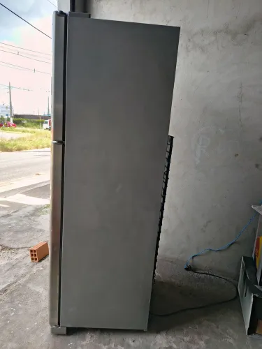 Vendo uma geladeira marca Eletrolux. Portas inox funcionando perfeitamente.