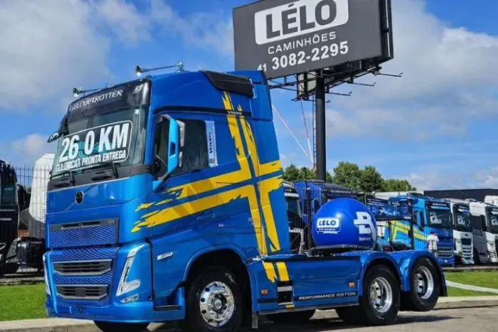 Volvo FH 460 6x2 Globetrotter Ano 26 0km Pronta Entrega Suspensão Mola Farol led Geladeira