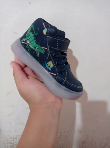 Sandálias e sapatos de menino