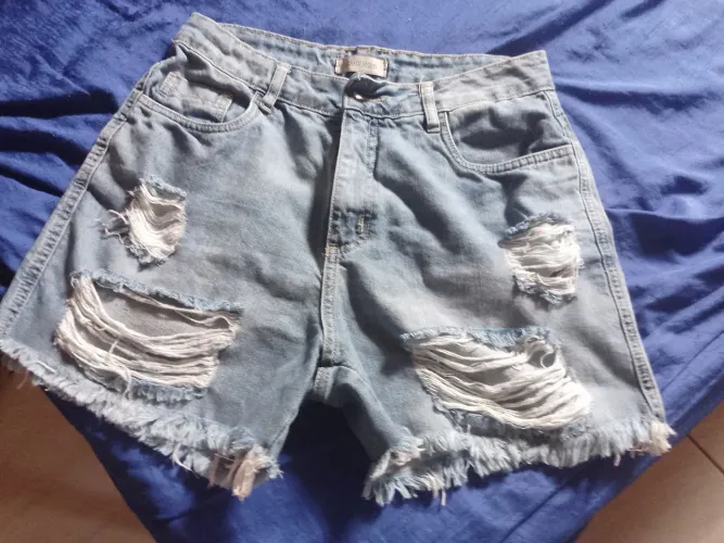 Vendo um short jeans novo 