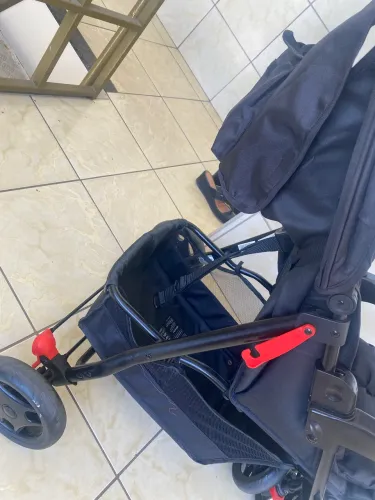 Carrinho de bebê seminovo