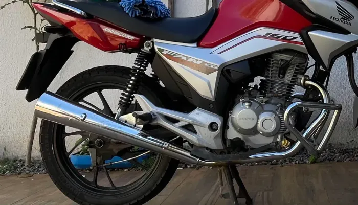 Vende-se escapamento Polimet estralador, de lata, e churrasqueira cromada para 160.