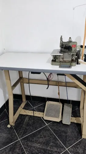 Máquina de costura Overloque usada.