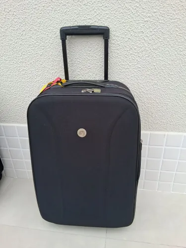 2 Malas de viagem, medindo 0,65cm x 0,45 cm. 100,00 cada uma ou as duas por 160,00.