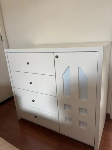Cômoda com 4 Gavetas + 1 Porta Lateral feita por Marcenaria Planejada-Organização Completa