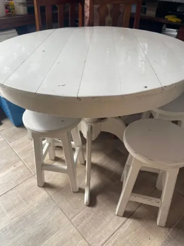 Vendo mesa +4 bancos