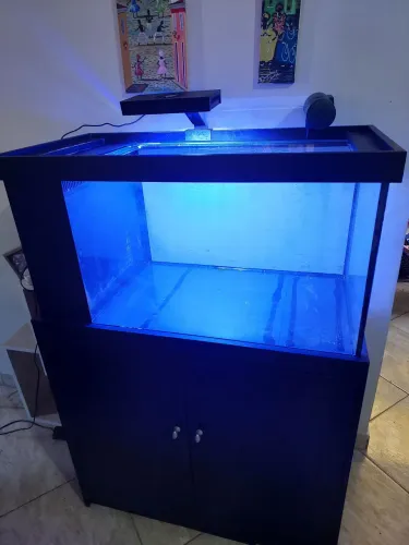 Aquário marinho com sump lateral