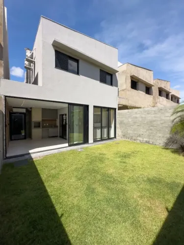 ? **Casa à Venda - Condomínio Lumini, Várzea Grande**. Região central ? 135 m² | 3 quarto