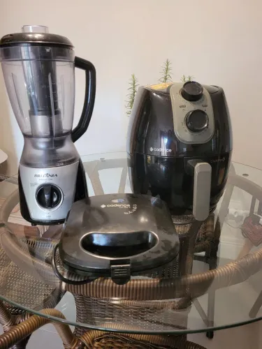 Atenção :voltagem 110 v.