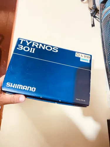 Carretilha TYRNOS 30 II . Acompanha capinha e 500 metros de linha 100 lb.