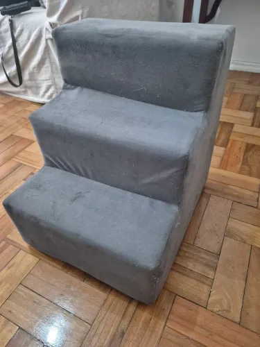 Escada acolchoada para cachorros subirem em sofá ou cama.